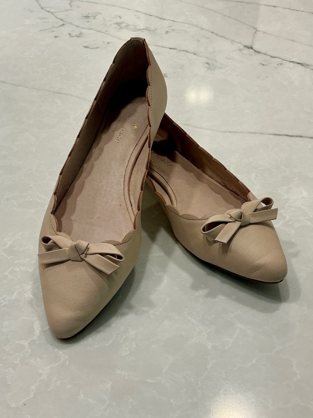 Kate Spade leather scallop with bow slip on shoe size 8 M